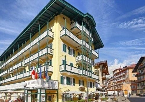 Chalet Hotel Parc Victoria **** is very close to the nearest Faloria cable car