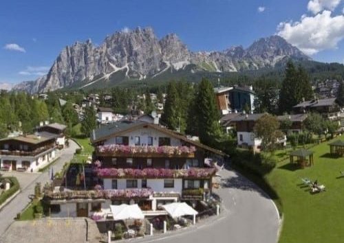 Sport Hotel Barisetti*** is a very good family run hotel in Cortina d'Ampezzo