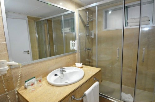 Ensuite bathroom at Hotel Paradise Park Fun Lifestyle in Los Cristianos, Tenerife. Travel with World Lifetime Journeys
