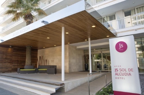 Main entrance at JS Sol de Alcudia in Mallorca. Travel with World Lifetime Journeys