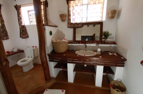 Private bathroom Che Che Vule Villa, Zanzibar. Travel with World Lifetime Journeys