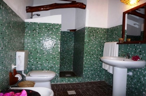 Private bathroom at Samaki Lodge, Zanzibar. Travel with World Lifetime Journeys