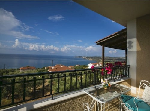 Buena Vista Studios 3 stars in Kefalonia, Greece. Travel with World Lifetime Journeys