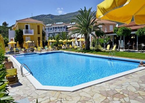 Paspalis Hotel *** in Kefalonia overlooks the long stretch of sandy beach