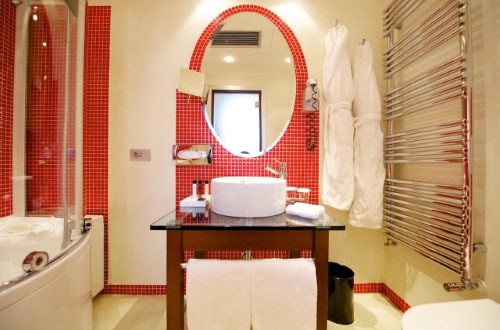 Ensuite bathroom at Hotel La Griffe Roma in Rome, Italy. Travel with World Lifetime Journeys