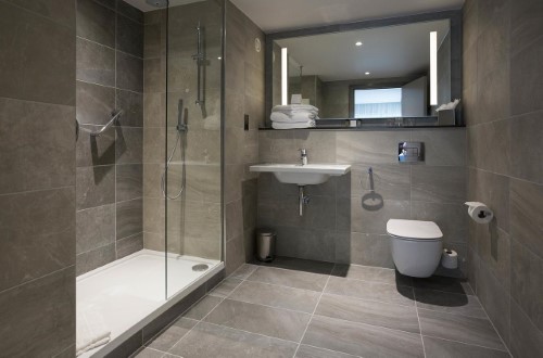 Ensuite bathroom at Maldron Hotel Kevin Street in Dublin, Ireland. Travel with World Lifetime Journeys