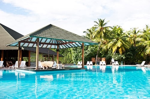 Swimming pool at Adaaran Select Meedhupparu. Travel with World Lifetime Journeys