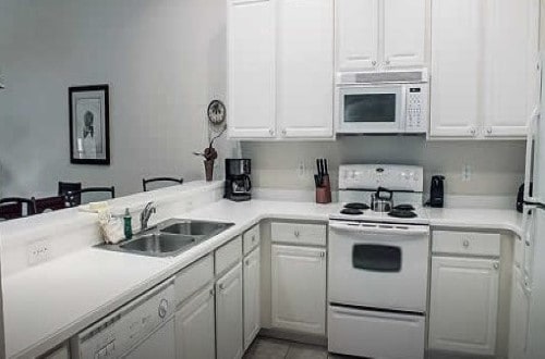 Apartment San Salvador Florida kitchen. Villa Holidays USA. Travel with World Lifetime Journeys