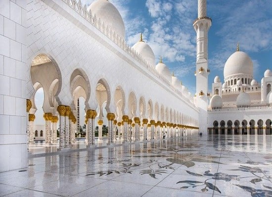 Family cruise Oman UAE Abu Dhabi mosque. Travel with World Lifetime Journeys