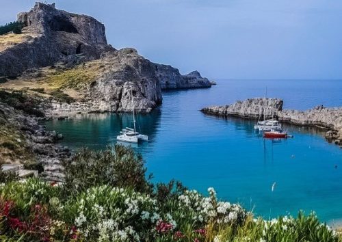 Explore the Greek Islands! Come here to enjoy the beautiful sunny days IH